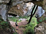 28 Sul piano ad osservare bene la grotta aperta sulla cascata